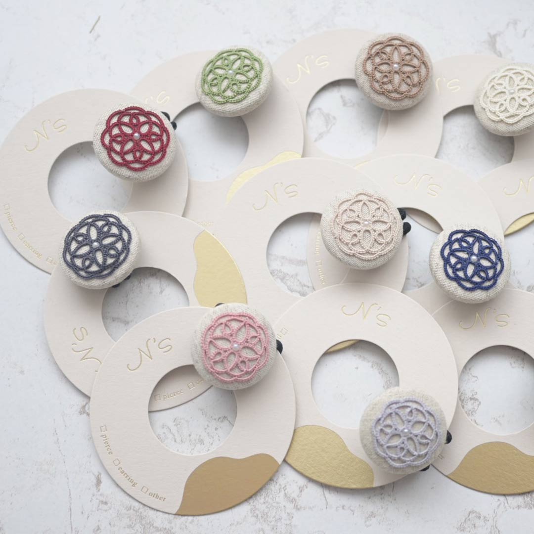 個性的なカタチのアクセサリー台紙