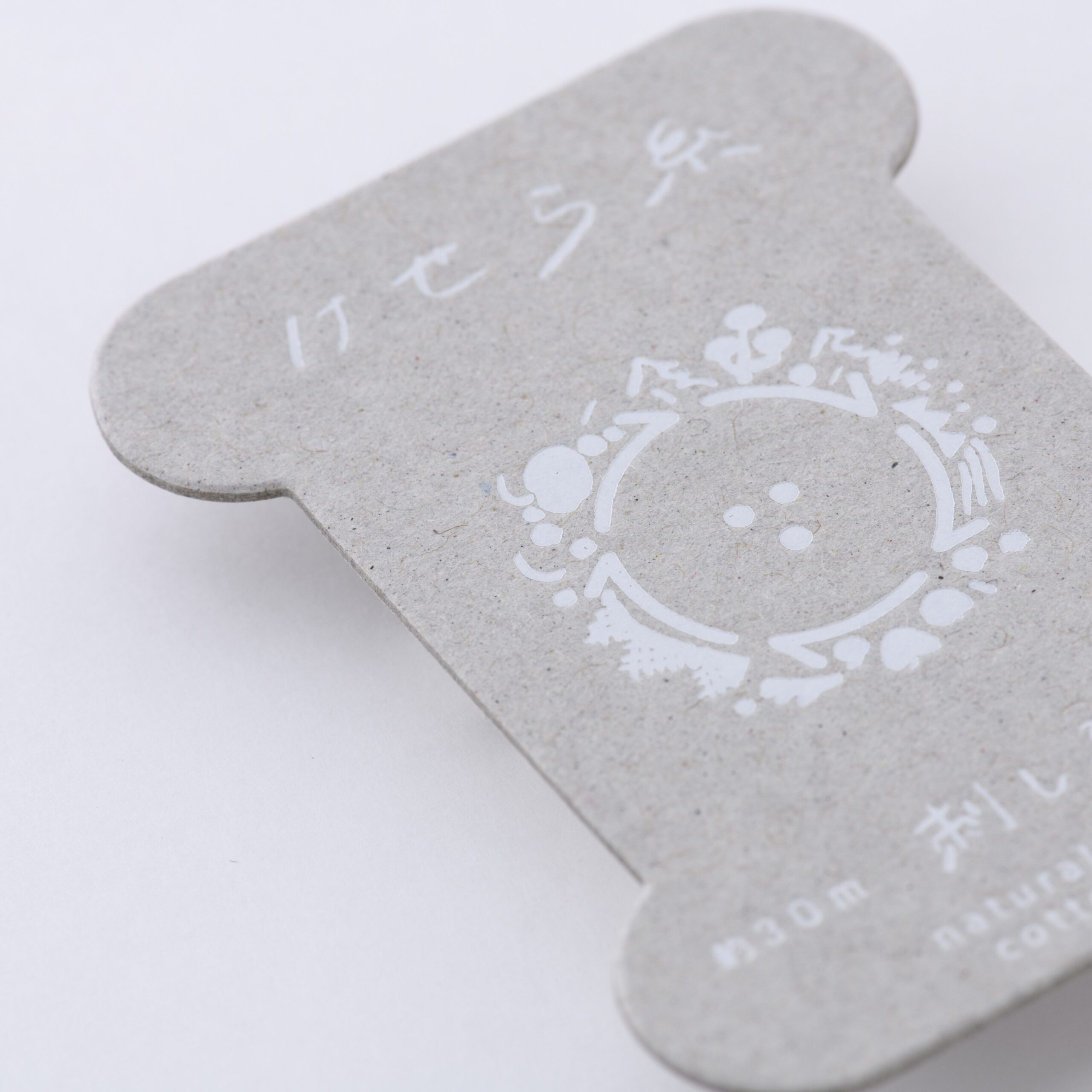 厚さ1mmのチップボール紙に箔押しと切り込み加工