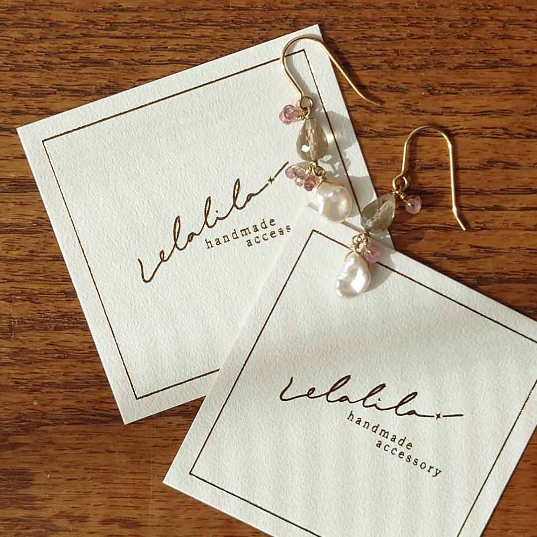 紙の凹凸が特徴のサガンGA紙とブラウン箔ロゴの上品なショップカード