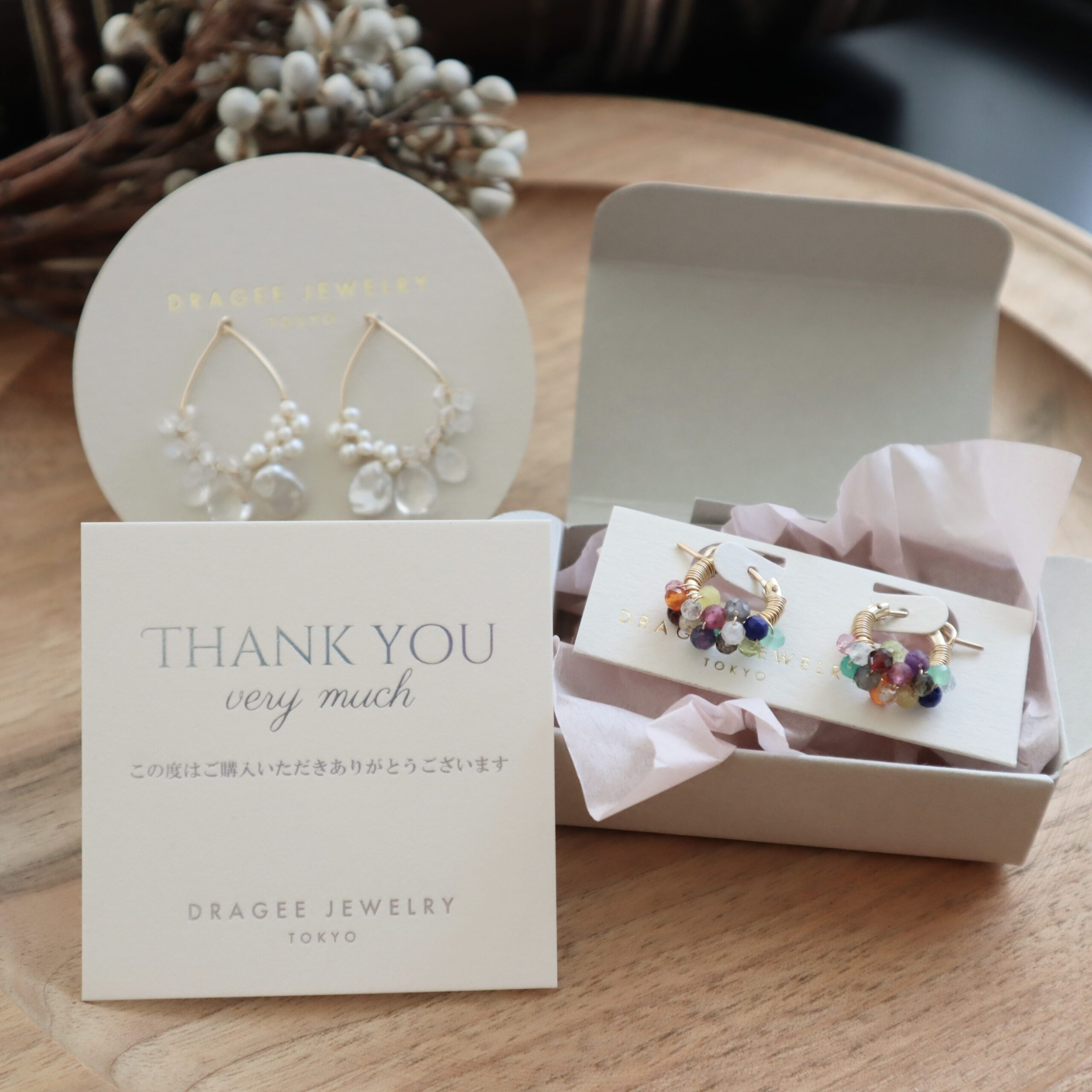 箔押し台紙にハンドメイドアクセサリーを装着した写真