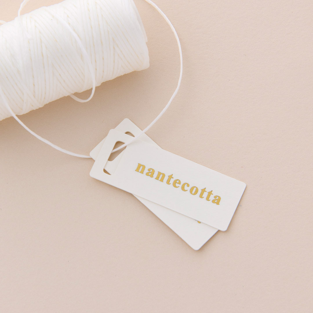 ブランドロゴ入りのミニタグ